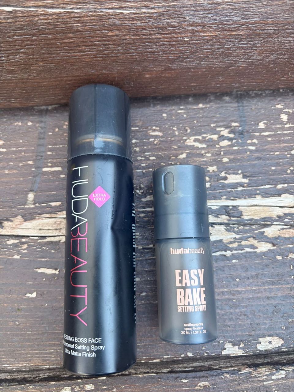 Dos sprays fijadores de maquillaje