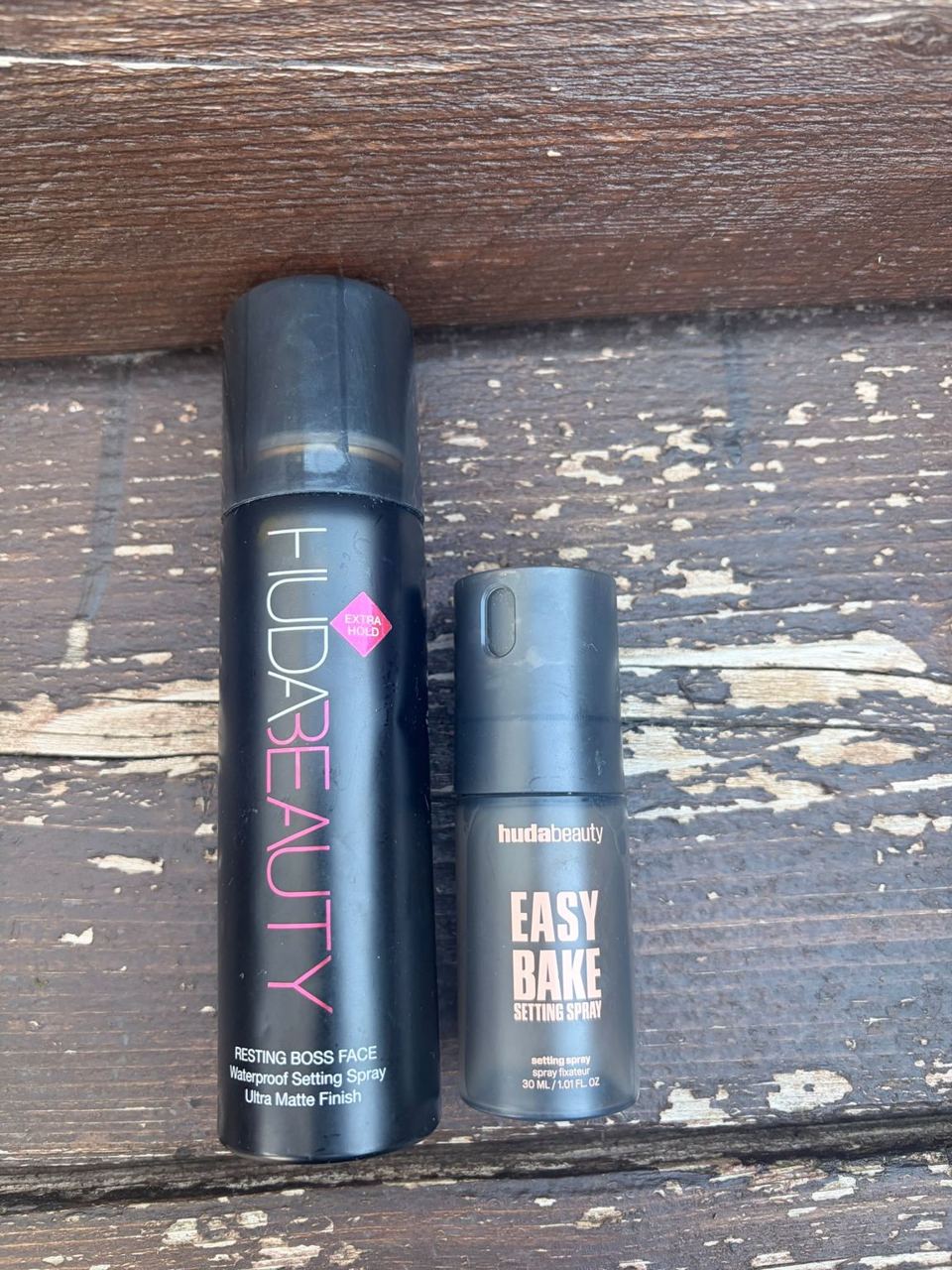Dos sprays fijadores de maquillaje
