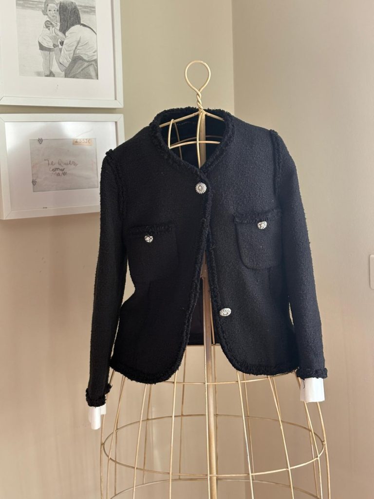 Chaqueta negra estilo Chanel ZARA Woman – botones joya