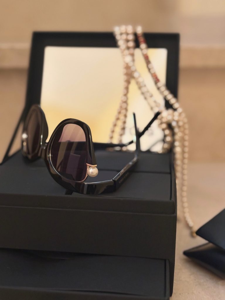 Gafas de sol Carolina Herrera negras con detalle de perla