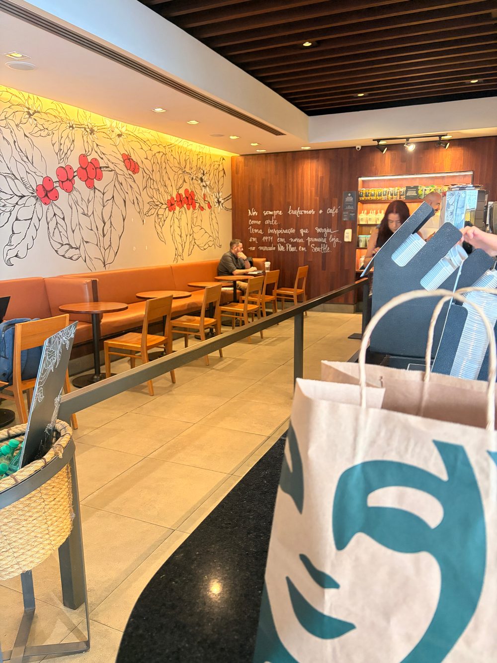 Una cafetería Starbucks antes de embarcar