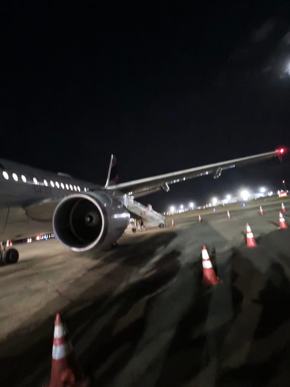 Un avión en la pista, de noche, antes de embarcar